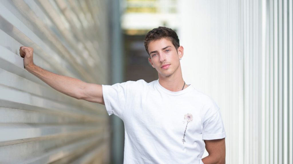 La edad de la ira: todo lo que debes saber sobre la serie 69 Manu Ríos como Marcos