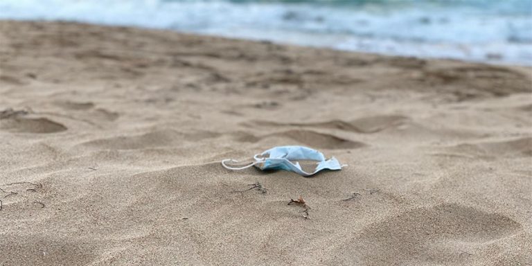 El TSJPV anula la obligación de mascarilla en paseos en playas si se guarda la distancia