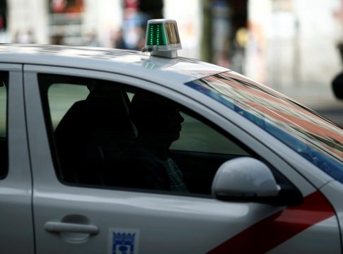 Archivo - Un conductor circula con su taxi