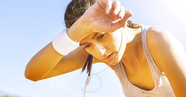 Mujer sudando por ejercicio físico