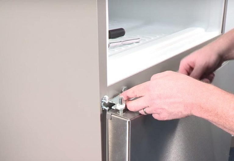Cómo cambiar la puerta de la nevera