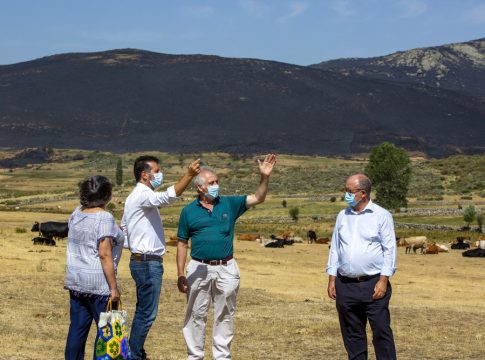 El secretario general del PSOECyL visita la zona afectada por el incendio de Navalacruz