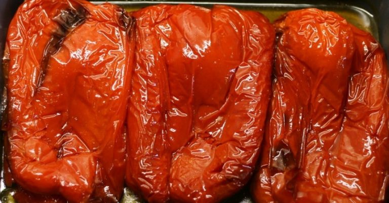 Pimientos al horno: el truco para pelarlos que se ha hecho viral