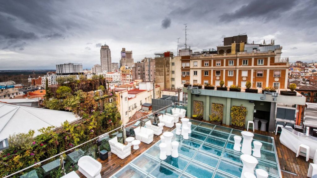 Terrazas en las azoteas y miradores en el verano