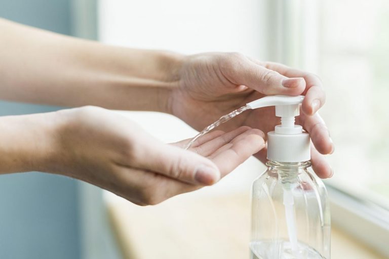 Por qué no debes llevar gel hidroalcohólico en tu bolso en verano