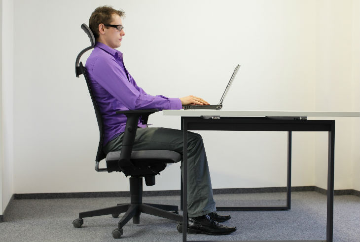 Por qué sentarte recto en la silla no es tan saludable como nos dicen