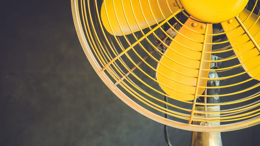 ¿Qué es realmente mejor para la salud: usar el ventilador o el aire acondicionado?