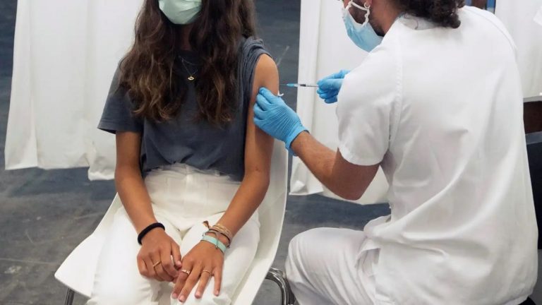 Sanidad notifica 21.387 casos y 87 muertes, mientras la incidencia sigue bajando hasta 614