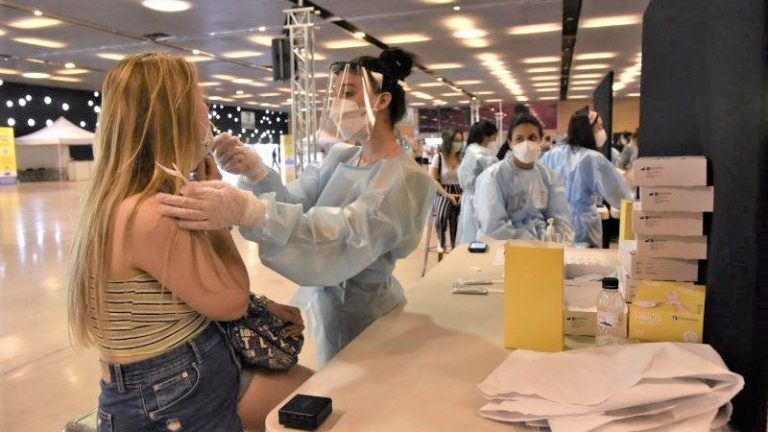 Sanidad notifica 21.561 casos y 75 muertes, con la incidencia bajando de 600