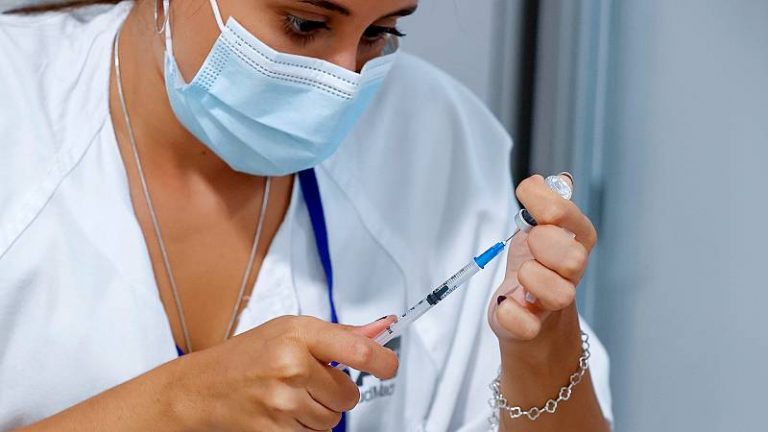 Sanidad autoriza el primer ensayo clínico de una vacuna española contra la COVID-19