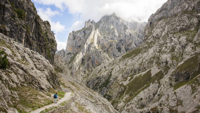 Reanudan la busqueda de los 2 montañeros desaparecidos en una ruta de Picos de Europa