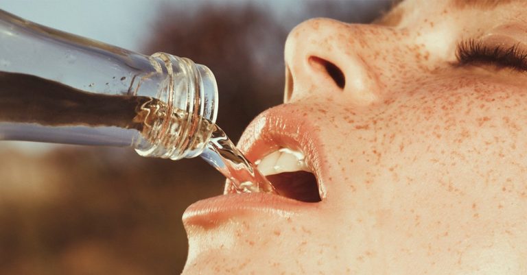Señales que te avisan de que te estás deshidratando y necesitas más agua