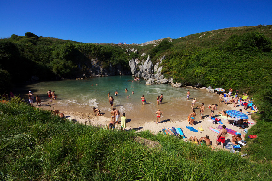 ¿Cómo se describe a la playa de Gulpiyuri?