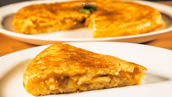 Tortilla de patatas con cebolla caramelizada