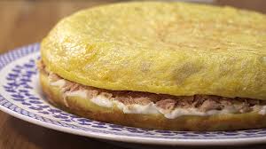 Tortilla de patatas rellena de atún