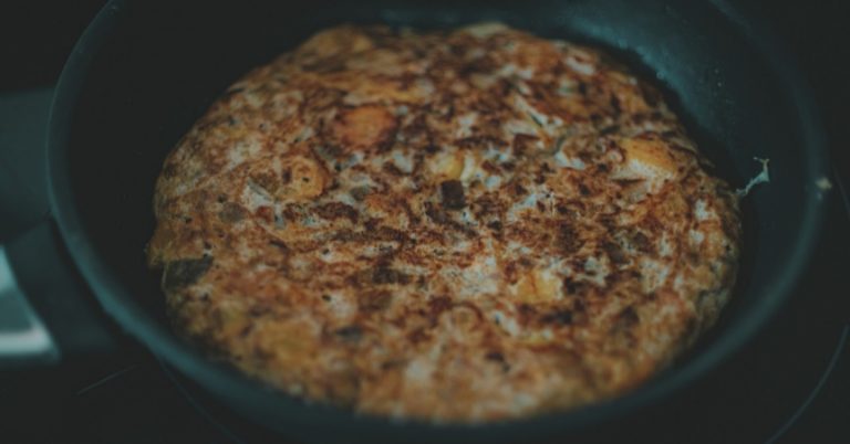 Tortilla de patatas: cómo sabes cuándo hay que darle la vuelta