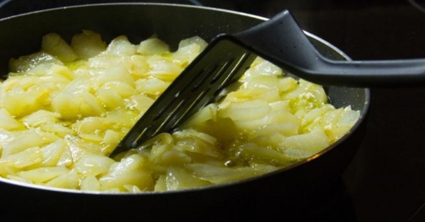 Tortilla de patatas: cómo sabes cuándo hay que darle la vuelta 3 patatas