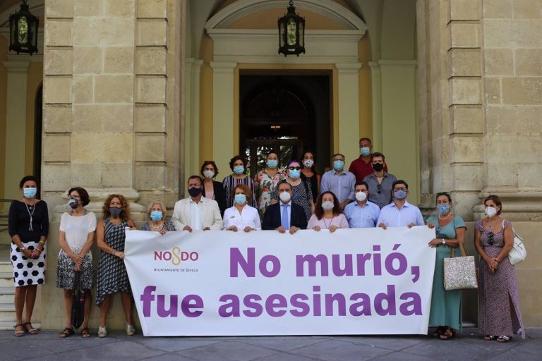 Un minuto de silencio en el Ayuntamiento de Sevilla en recuerdo de la víctima del crimen por violencia
