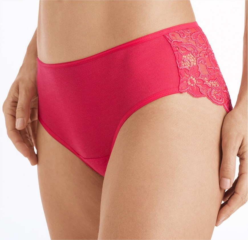 braga con detalles de blonda