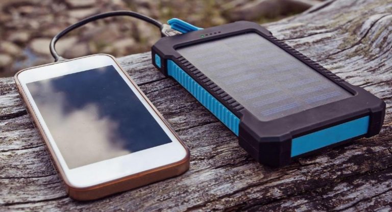 El truco para cargar tu móvil con energía solar