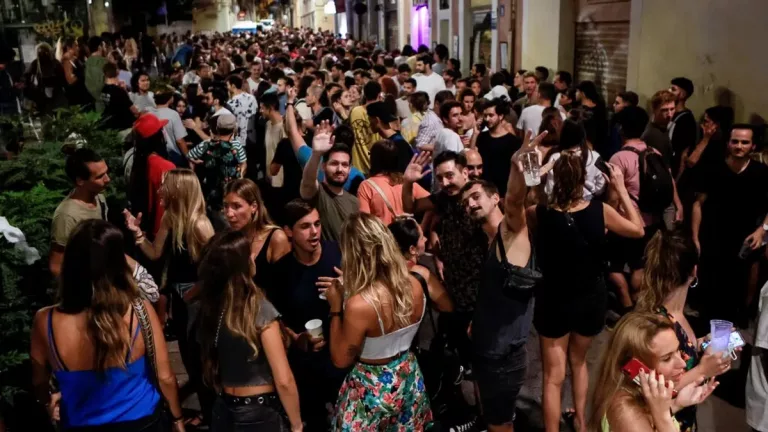 Desalojadas 5.500 personas en Barcelona en la última noche de las fiestas del barrio de Gràcia