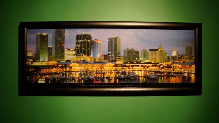 Cómo colgar un cuadro sin cargarte toda la pared