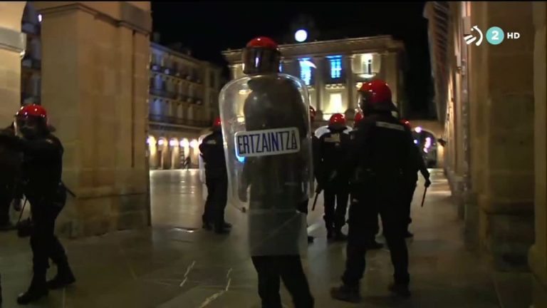 Diez detenidos en San Sebastián por arrojar objetos a la Ertzaintza, romper escaparates y cruzar y quemar contenedores