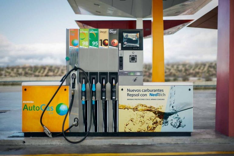 Esto es lo que pasa si echas diésel normal en el depósito del coche con diésel plus