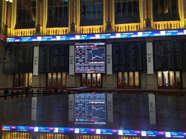 El Ibex 35 cierra prácticamente plano, pero se afianza en los 8.900 enteros