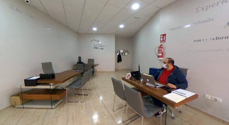 Con servicios como los de la empresa Elba Trad, los extranjeros ya no buscarán más 'help for foreigners' a la hora de hacer trámites españoles