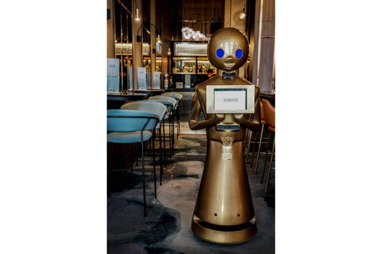 Entre la oferta de soluciones tecnológicas innovadoras de Futura Vive se encuentra el robot recepcionista