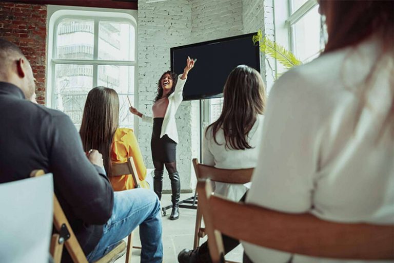 La escuela de posgrados MCA SCHOOL, comprometida con el desarrollo de sus estudiantes
