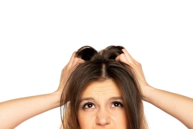 Tratamientos para combatir la descamación y caspa y lucir un pelo sano en el centro de belleza profesional CharoConector