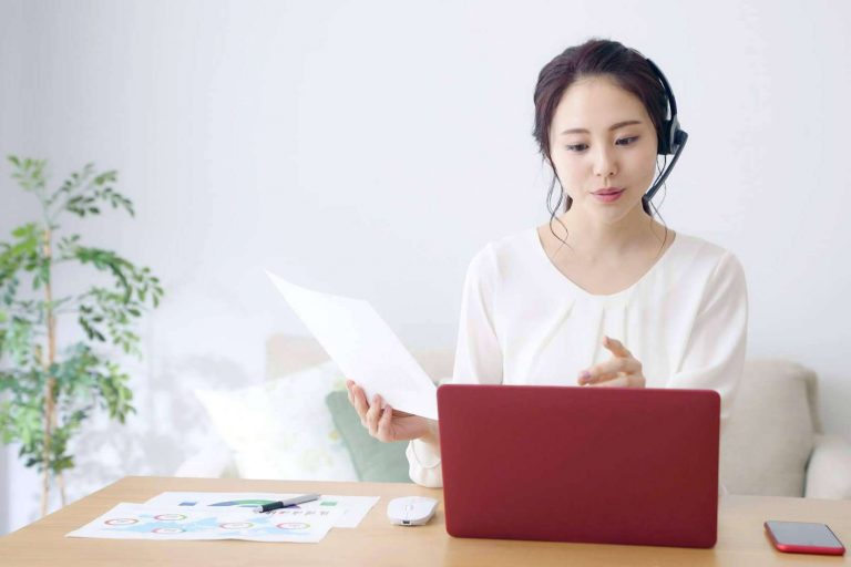 trabajar desde una laptop y vivir de Internet