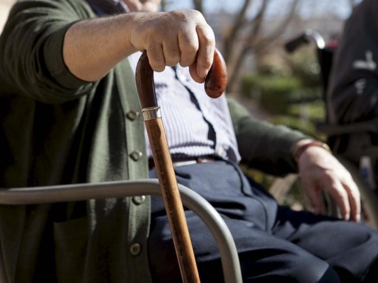 Aragón recomienda que solo las personas vacunadas visiten las residencias con un brote