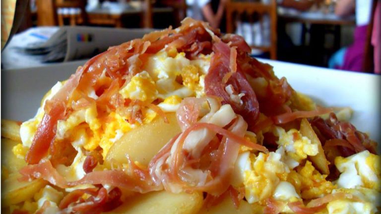 Patatas al pelotón: qué llevan y cómo se hace este adictivo plato