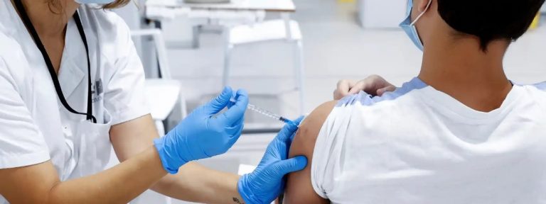 Sanidad notifica 17.410 casos y 87 muertes, mientras la incidencia baja 483