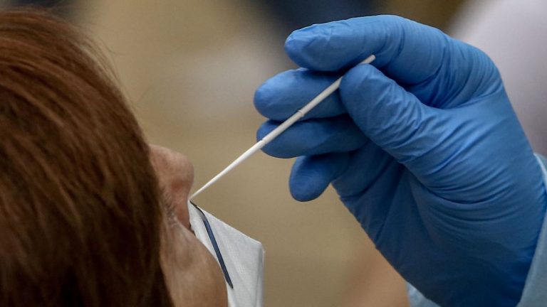 Dónde y cómo hacer un test de antígenos gratis en Madrid antes de tus viajes