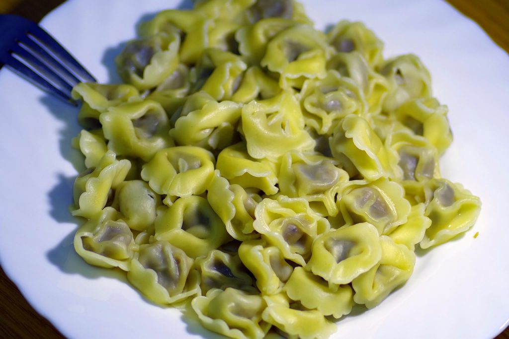 Tortellini alla panna: la receta clásica italiana que está mejor que los espaguetis carbonara