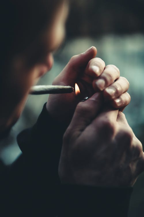 ¿Cómo eliminar el olor de tabaco de la ropa?