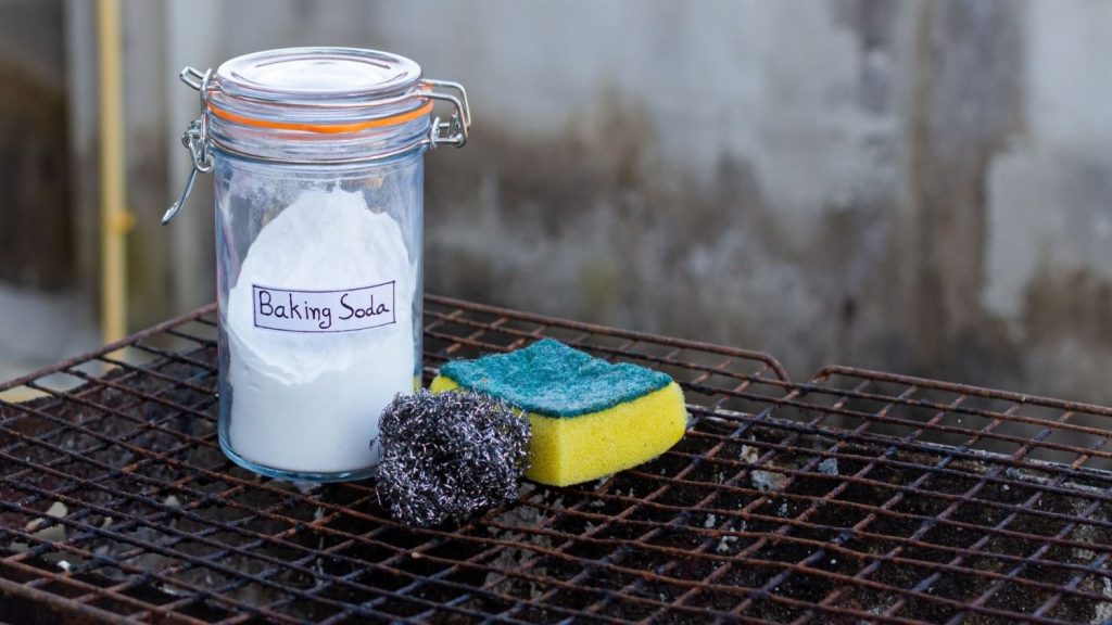 Toma nota para dejar la barbacoa de carbón impecable