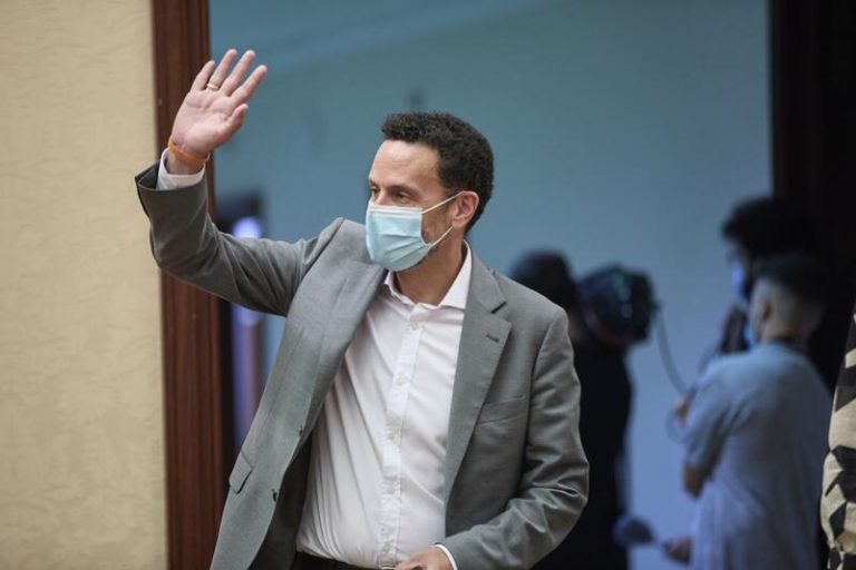 Cs acusa al Gobierno de eludir su responsabilidad culpando a las eléctricas