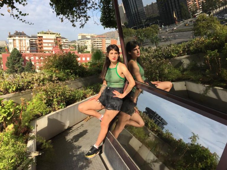 Paulina Flores traslada las condiciones de los marineros al terreno de la novela en 'Isla Decepción'