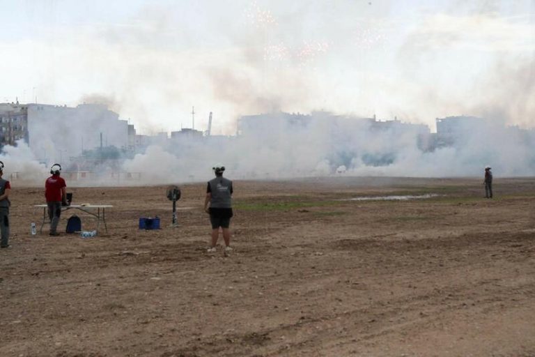 El ruido vuelve a Valencia con las primeras 'mascletaes' fuera de la Plaza del Ayuntamiento