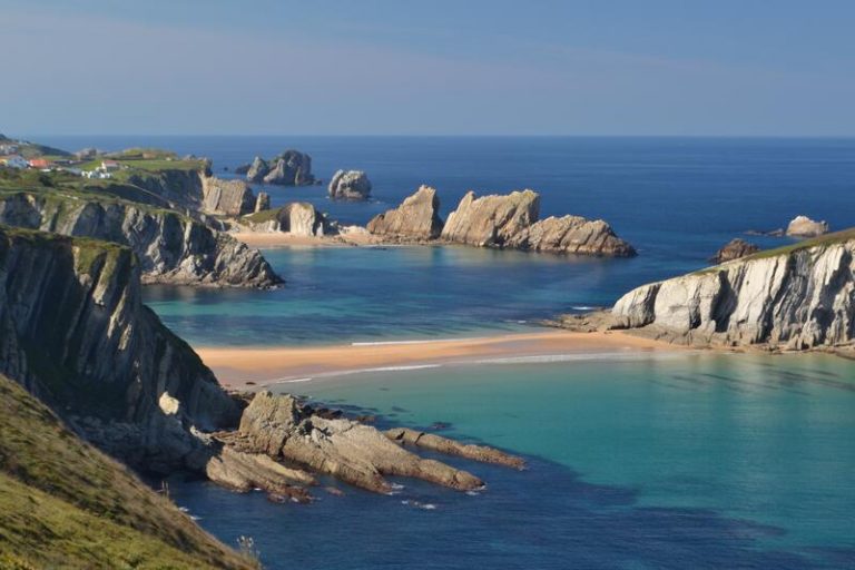 El embajador de España ante la Unesco visita Cantabria para conocer la candidatura de Costa Quebrada