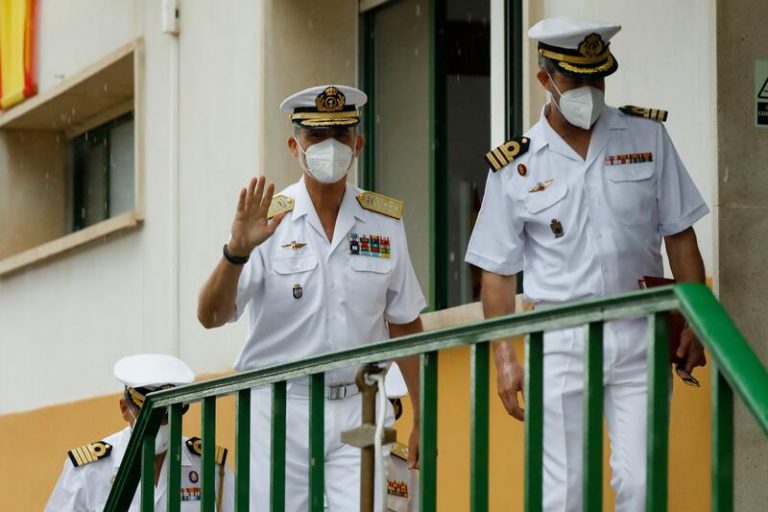 El Rey asiste en Cartagena a una demostración de identificación y detección de minas