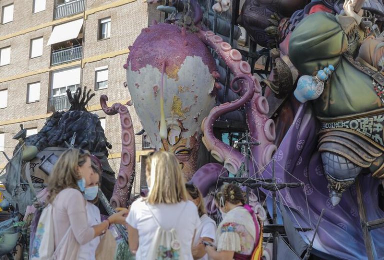 Las fallas plantan cara a la lluvia y se reponen de los daños o los dejan pasar