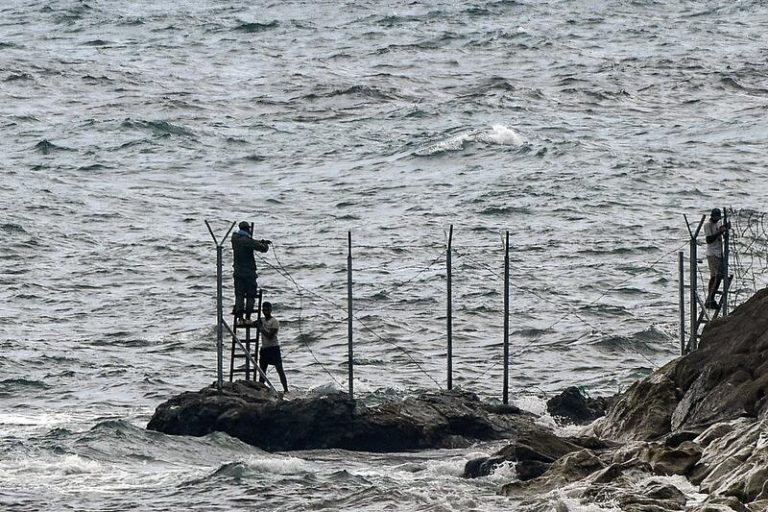 Un varón marroquí fallece intentando bordear a nado el espigón fronterizo del Tarajal