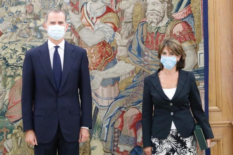 Felipe VI recibe a Dolores Delgado en medio de nuevas informaciones que salpican al Rey emérito