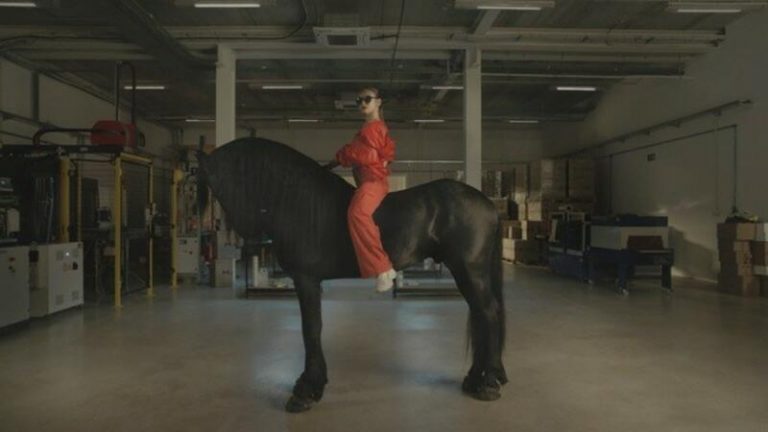 Hawkers instala en Elche su primera fábrica en España con una apuesta por la producción local